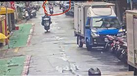 松山休旅車衝進土魠魚羹店。（圖／翻攝畫面）