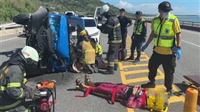 台9線381.6公里台東華源路段今天（8日）上午9時許發生一起死亡車禍，呂姓男子（78歲）開小貨車載呂姓婦人行經該路段時，與同向陳姓女子（35歲）所駕駛的自小客車不明原因發生擦撞後，小貨車翻覆，呂男受困車內，警消人員獲報到場救援，呂男脫困送醫時已無生命跡象，經急救仍不治。