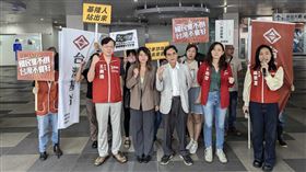 引用罷韓經驗  台灣基進：高雄可以基隆可以台灣基進黨8日前往基隆市，與發起罷免基隆市長謝國樑的公民團體聯合掃街，對於高雄罷免時任高雄市長韓國瑜成功經驗是否能複製到基隆，台灣基進黨主席王興煥（前左）表示，「高雄可以，基隆可以」。中央社記者王朝鈺攝  113年10月8日