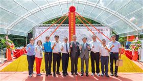 南投草屯「聖道山莊」兒少服務園區動工　盼難置兒不再流浪。圖為全體執鏟貴賓於動土後合影。（圖／聖道兒少福利基金會提供）