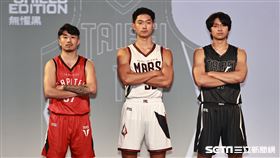 ▲臺北台新戰神開季記者會，球員曹薰襄、雷蒙恩、黃聰瀚展示全新球衣。（圖／記者劉彥池攝影）