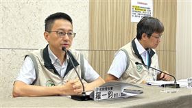 羅一鈞（左）呼籲符合接種對象完整接種2劑M痘疫苗，以提升防護力。（圖／記者簡浩正攝影）