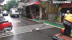 松山休旅車撞進土魠魚羹攤車，闆娘頭部被攤車壓住。（圖／翻攝畫面）