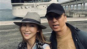 苦苓今69歲生日，老婆扮成瑪麗蓮夢露唱歌給他聽。（圖／翻攝自臉書）