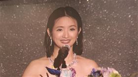 林依晨在台上用韓文發表得獎感言。（圖／公視提供）