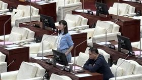民進黨台北市議員許淑華質詢時，批蔣萬安市府遇到重大爭議事件沒有實質作為，是「罐頭市長」。（圖／記者許皓婷攝）