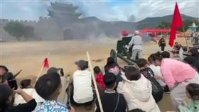 旅遊不忘抗日？山東影視城讓遊客體驗八路軍打日軍（圖／翻攝自極目新聞）