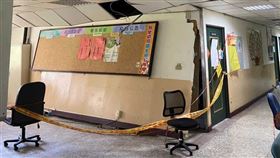 山陀兒颱風造成的強烈陣風，吹毀高雄醫學大學醫療管理系系辦。（圖／讀者提供）