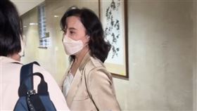 謝明珠複訊後看似疲憊，在人群中快步離去。（圖／翻攝畫面）