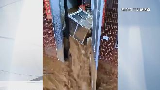 雨炸北海岸　三芝民宅「祖先牌位」被沖走