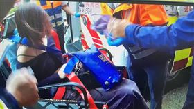 年輕女子遭怪男尾隨，強行推倒在地，差點毀容。（圖／翻攝畫面）