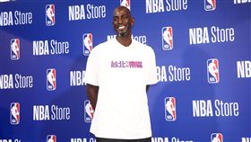 賈奈特身穿「台北東區」上衣宣傳NBA專賣店美國職籃NBA名人堂球星賈奈特（Kevin Garnett）（圖）訪台，8日身著印有「台北東區」的T恤，出席NBA FLAGSHIP STORE TAIPEI開幕記者會，與球迷相見歡。中央社記者王騰毅攝  113年10月8日