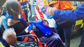 妹子搭公車遭辱罵，下車遭恐怖男尾隨推倒。（圖／警方提供）
