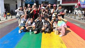 P!SCO 主唱小論擔任「彩虹觀光巴士Tour」導覽員。（圖／新視紀整合行銷提供）