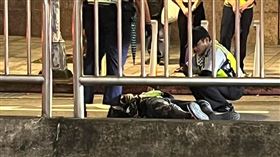 男子遭到警方關切，竟直接躺地耍無賴。（圖／翻攝自爆料公社）