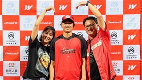 ▲味全龍投手曹祐齊先發6局無失分，跟爸爸曹竣崵一起站上MVP頒獎台。（圖／味全龍提供）