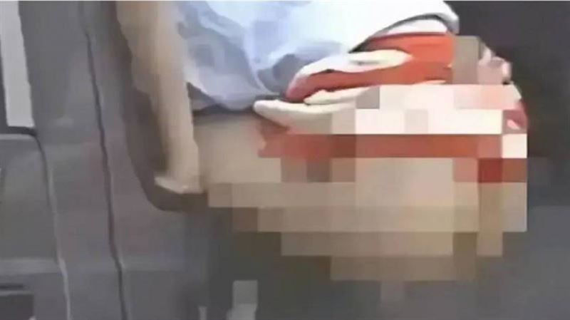 中國國慶日公路塞爆！　女竟坐車窗小便