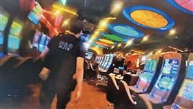檢警調在今年四月有所突破，於荃冠集團旗下遊藝場內逮獲賭客，進而揭發貪警收賄內幕。（新竹地檢署提供）