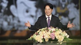 賴總統：政府會持續以政策支持台灣漫畫總統賴清德（圖）8日出席2024國慶總統府建築光雕展演點燈儀式，他致詞表示，感謝不同世代漫畫家讓民眾擁有快樂童年，政府會繼續支持台漫，除政策支持外，也已在台中成立國家漫畫博物館，希望當作漫畫基地，協助台灣漫畫傳承又創新。中央社記者張皓安攝  113年10月8日