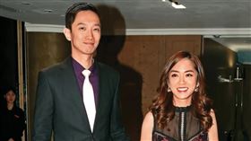 楊千霈（右）與老公（左）之前成雙成對參加藍鈞天婚禮，如今她則是為母則強；據悉女的已提離婚但是男方不肯，現為分居狀態。