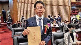 黃紹庭曾因雙重國籍遭撤銷議員資格，且因肇事逃逸吃上官司，如今再添貪汙醜聞，自毀政治前途。（翻攝黃紹庭臉書）