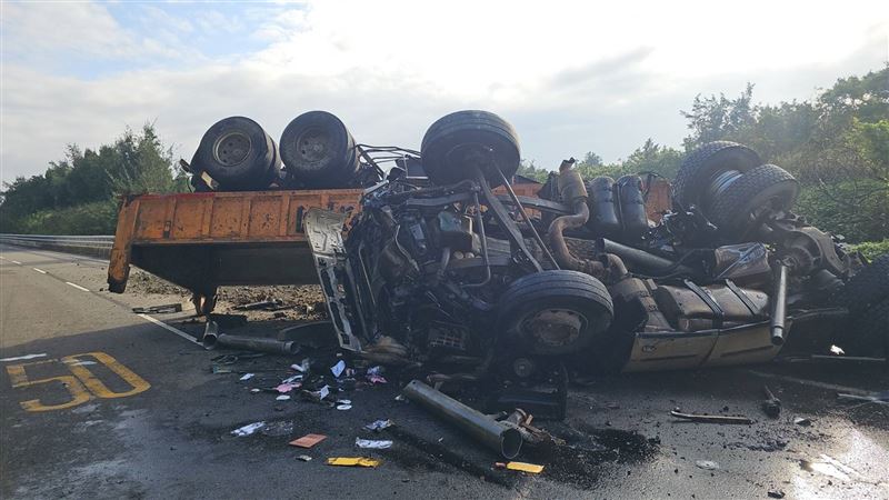 砂石車台61撞「巡邏車」墜高架　駕駛慘死