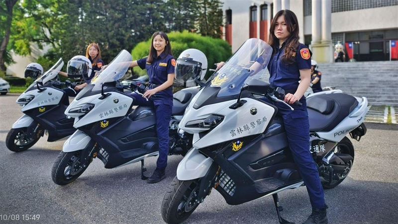 國慶焰火倒數!美女警長腿騎重機帥度爆表