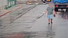 郝姓男子將妹子從公車上推倒，害她臉部著地噴血送醫。（圖／翻攝畫面）