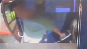 郝姓男子將妹子從公車上推倒，害她臉部著地噴血送醫。（圖／翻攝畫面）