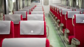 台鐵列車座椅枕巾全面更新。（圖／台鐵公司提供）