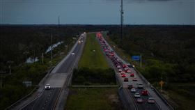 颶風密爾頓增至5級逼近，佛州逾百萬人撤離。（圖／路透社／達志影像）