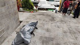 花蓮鯉魚潭驚傳意外！男街友疑酒醉跌落溺水　拉上岸「全身已屍僵」。（圖／翻攝畫面）