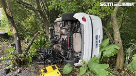 基隆市中崙隧道口發生轎車翻落路旁草叢事故。（圖／翻攝畫面）