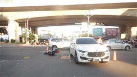 台中，太原路三段與南京東路，瑪莎拉蒂休旅車，酒駕，闖紅燈，撞機車騎士(圖／翻攝畫面)