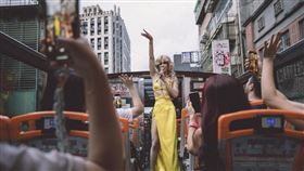 「灣島皇后彩虹觀光巴士」，於10月份的五六日限定出團，每日有下午場及晚上場，售價799元起。（圖／kkday提供）