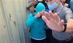 空軍上兵，打靶，子彈貫穿，檢方赴殯儀館相驗　媽媽悲痛陪伴，(圖／翻攝畫面)