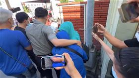 空軍上兵，打靶，子彈貫穿，檢方赴殯儀館相驗　媽媽悲痛陪伴，(圖／翻攝畫面)