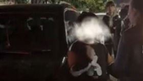 屁孩被車主抓包後哭喊求饒，希望車主放過他。（翻攝抖音@江西新聞廣播）