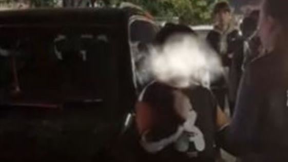惡劣屁孩引擎蓋上蹦跳　被車主抓包裝可憐