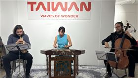 台灣觀光特展巴黎開幕音樂表演巴黎「橫越台灣四季之旅」特展8日開幕，知名旅法揚琴演奏家王雅平與法國音樂家中西合璧，帶來「四季紅」等極具台灣意境的曲目，大獲好評。中央社記者曾婷瑄巴黎攝  113年10月9日