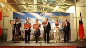 駐日內瓦辦事處與WTO代表團國慶酒會 強調國際參與駐日內瓦辦事處與常駐WTO代表團7日合辦國慶酒會，約250位國際政學界友台人士及僑胞熱情參與。圖左起駐WTO副代表林良蓉、日內瓦辦事處處長蘇瑩君、駐瑞士代表黃偉峰、駐WTO代表羅昌發夫妻、駐WTO副代表林明誠。（駐日內瓦辦事處提供）中央社記者田習如布魯塞爾傳真 113年10月9日