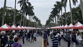 台大學生社團博覽會　椰林大道湧人潮國立台灣大學9日舉行學生社團博覽會，校園椰林大道湧入參觀人潮。中央社記者王飛華攝  113年3月9日