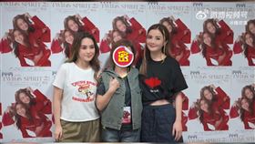 阿嬌（左）罕同框媽媽（中）。（圖／翻攝自微博）