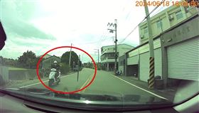 雲林逆子，向老母討錢不成，持刀撞門，恐嚇居服員，惡意縱火，木棍砸巡邏車(圖／翻攝畫面)