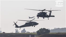 特戰官兵搭乘陸航UH-60M黑鷹直升機，執行空中突擊作戰。 （圖／軍聞社提供）