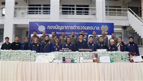 泰警逮捕涉嫌販毒台灣人並查獲毒品泰國警方5日在曼谷民武里逮捕了涉嫌販毒的3名台灣人和1名泰籍女子，並查獲277公斤的K他命和其他毒品。圖為泰國警方8日舉行者會說明案情。（泰國警方提供）中央社記者呂欣憓曼谷傳真  113年10月9日