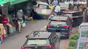 北市林女駕車失控擦撞同向轎車，再撞進霞海城隍廟旁的攤位。（圖／翻攝畫面）