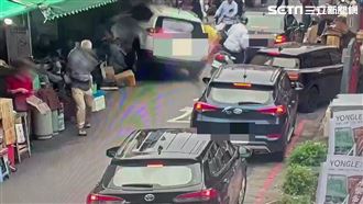 霞海城隍廟旁傳車禍　轎車撞攤位闆娘送醫