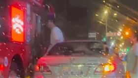 北市一名男子閃避機車與雙層巴士發生碰撞。（圖／翻攝Threads）
