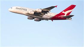 澳洲航空上週從雪梨飛往東京羽田機場的航班，全機乘客被迫觀看限制級電影「達迪奧」。（圖／翻攝自Qantas粉專）